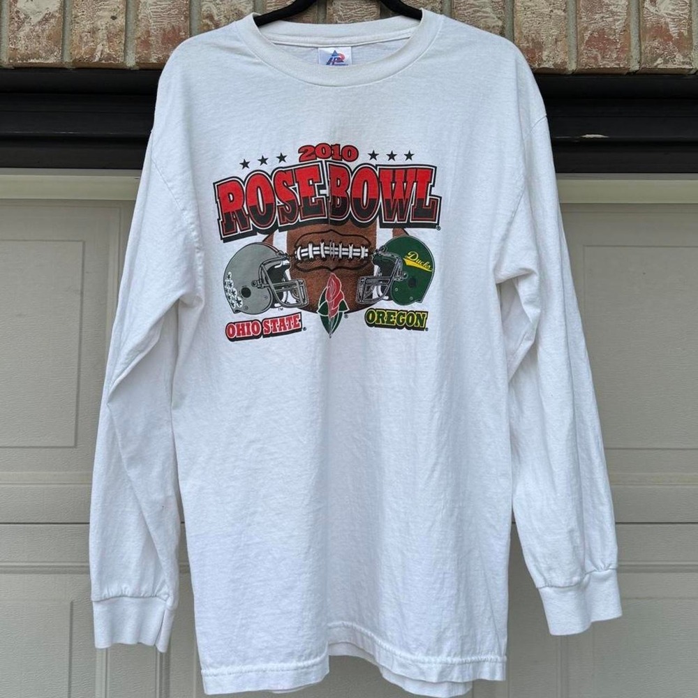 WHITE TRI-LAKE SPORTSWEAR "2010 ROSE BOWL" GRAPHIC LONG SLEEVE